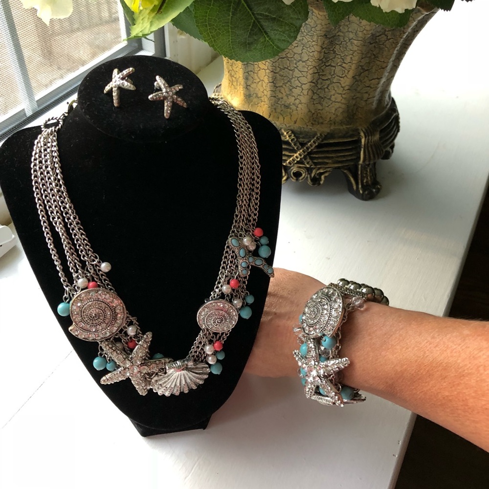 Beautiful set necklace, bracelet and earrings.